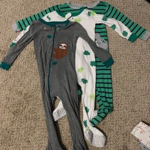 4 pairs of Carter’s zip up onesie pajamas with footies